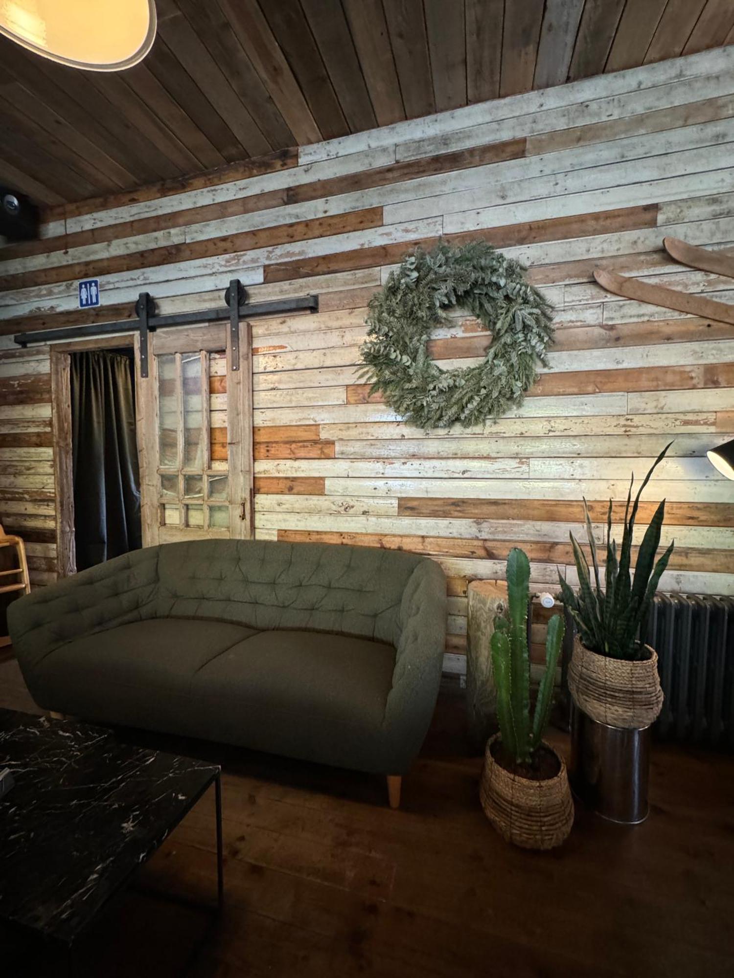 Хостел Akureyri Backpackers Экстерьер фото